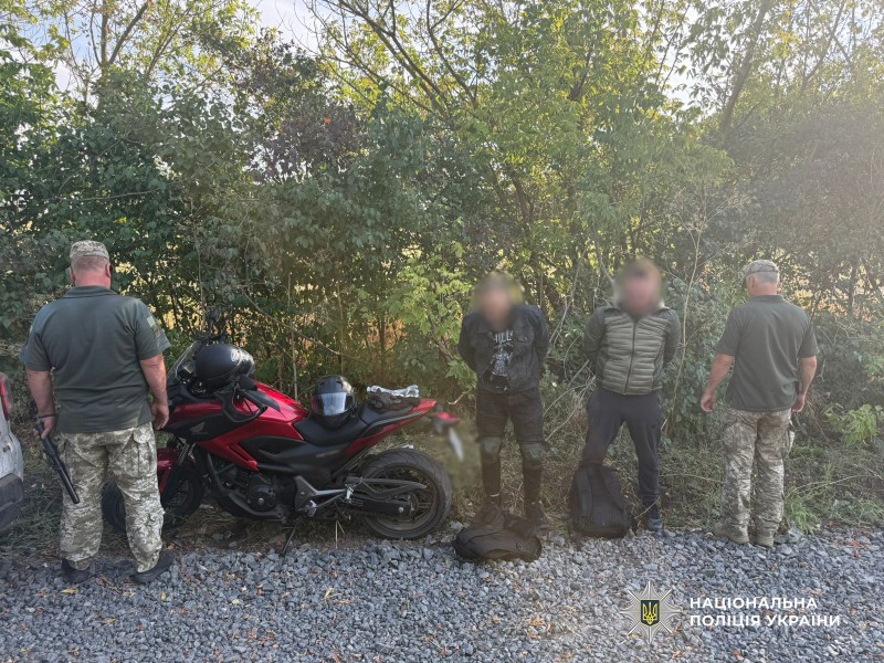 На Одещині затримали киянина, який на мотоциклі віз ухилянта до кордону