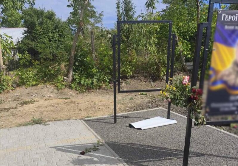 У Буджацькій громаді вночі пошкодили портрет загиблого Героя на Алеї Слави