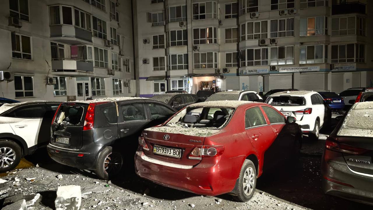 Вночі ворог здійснив масовану комбіновану атаку на Одещину: пошкоджено будинки та АЗС, є постраждалі