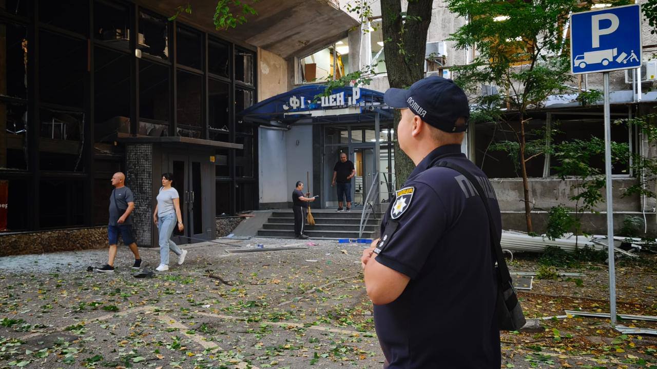 Вночі ворог здійснив масовану комбіновану атаку на Одещину: пошкоджено будинки та АЗС, є постраждалі