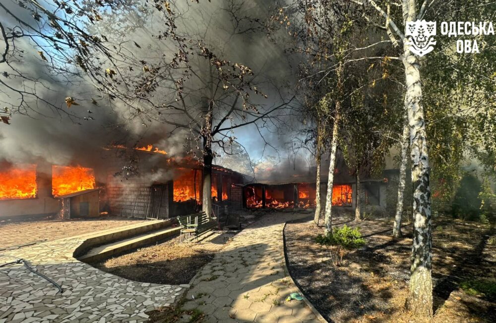 На Одещині після ворожого удару загорілися приватні будинки