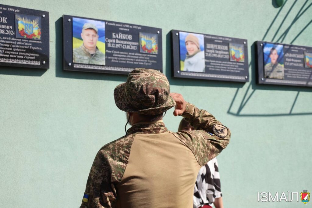 В Ізмаїлі відкрили меморіальну дошку на честь полеглого Героя Романа Ничипуренко