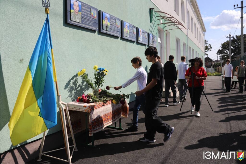 В Ізмаїлі відкрили меморіальну дошку на честь полеглого Героя Романа Ничипуренко