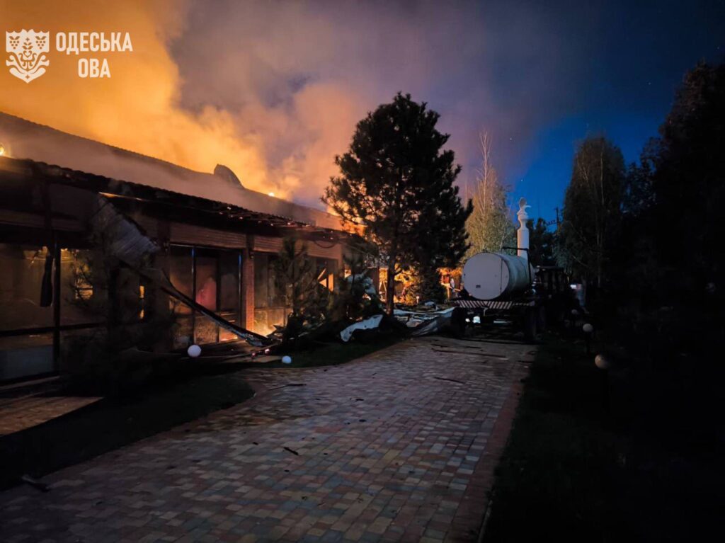 росіяни вночі поцілили шахедами у ресторанно-готельний комплекс та будинки у місті Вилкове