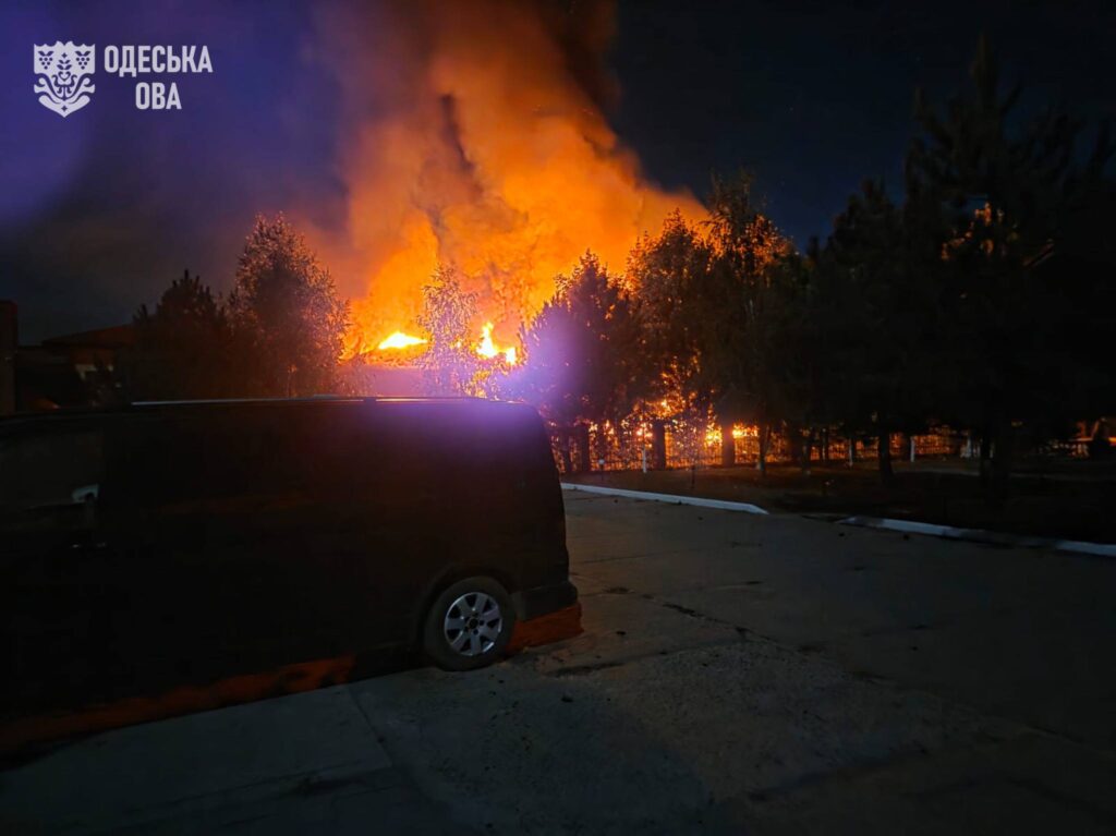 росіяни вночі поцілили шахедами у ресторанно-готельний комплекс та будинки у місті Вилкове