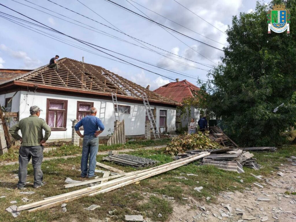 Розбиті будинки, понівечені автівки, немає світла та вода за графіком – Вилкове оговтується від нічної атаки