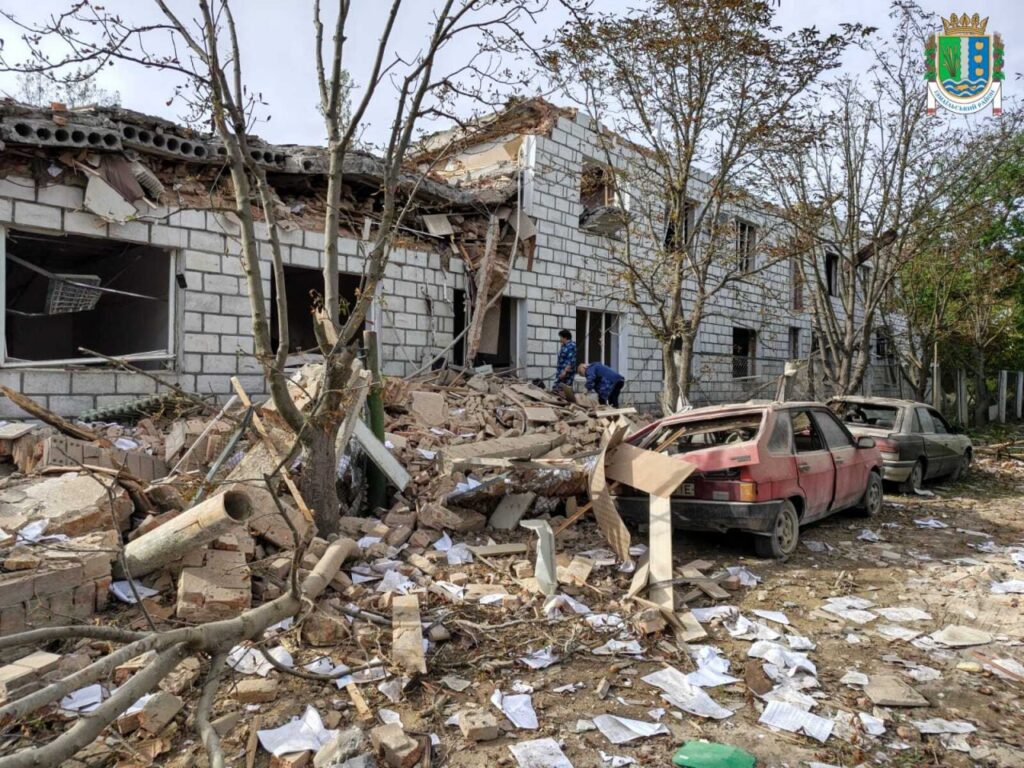 Розбиті будинки, понівечені автівки, немає світла та вода за графіком – Вилкове оговтується від нічної атаки