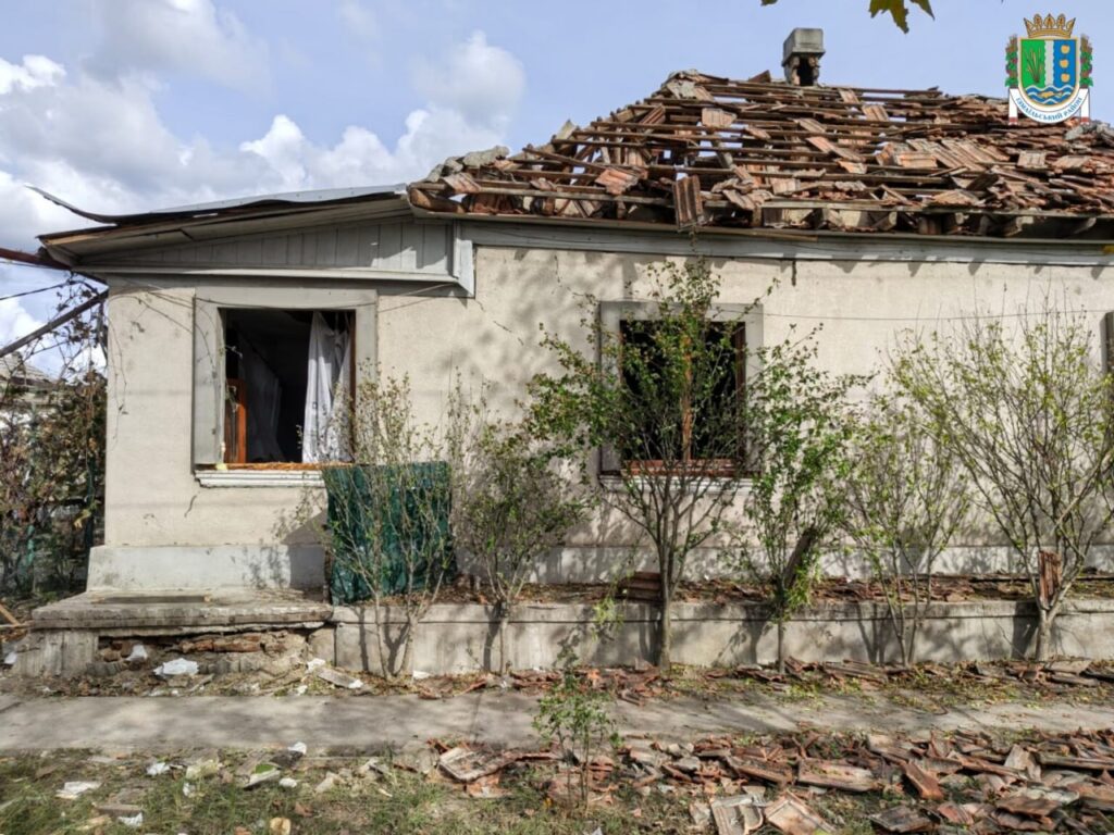 Розбиті будинки, понівечені автівки, немає світла та вода за графіком – Вилкове оговтується від нічної атаки