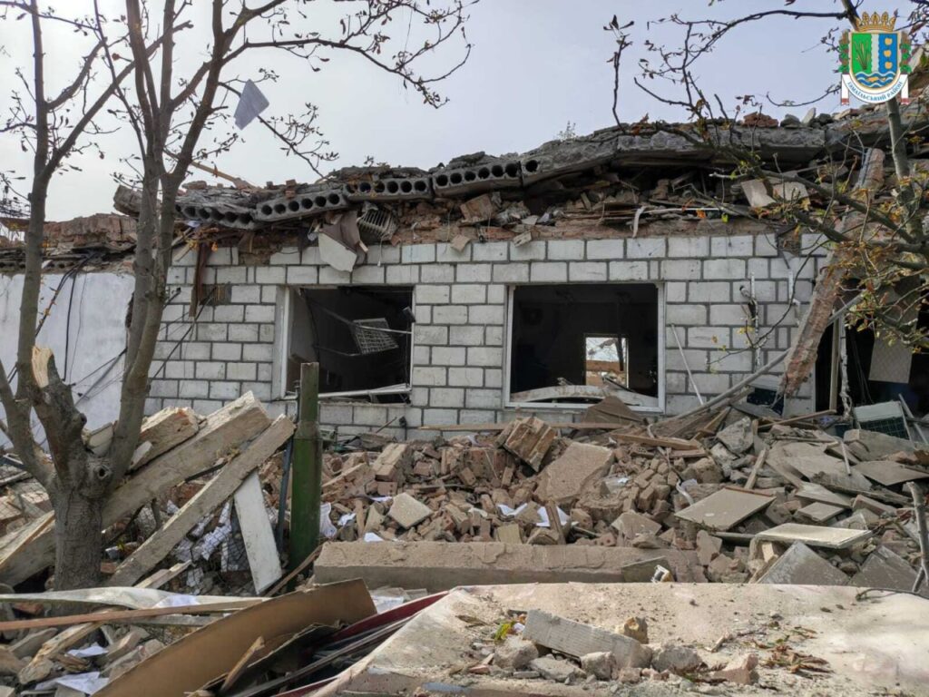 Розбиті будинки, понівечені автівки, немає світла та вода за графіком – Вилкове оговтується від нічної атаки
