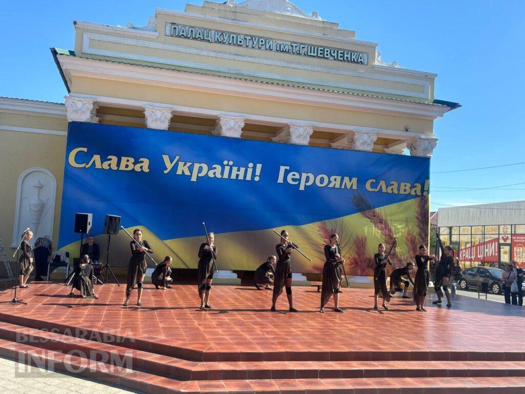 Грація на межі гравітації: в Ізмаїлі відбулося неймовірне шоу повітряних гімнасток