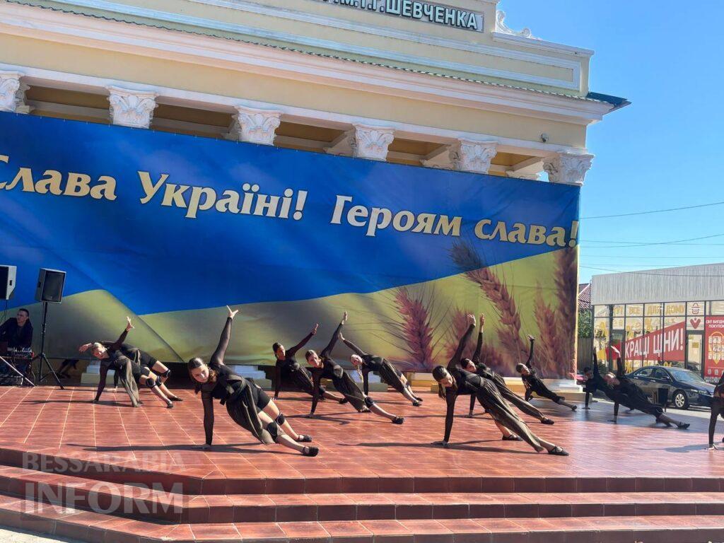 Грація на межі гравітації: в Ізмаїлі відбулося неймовірне шоу повітряних гімнасток