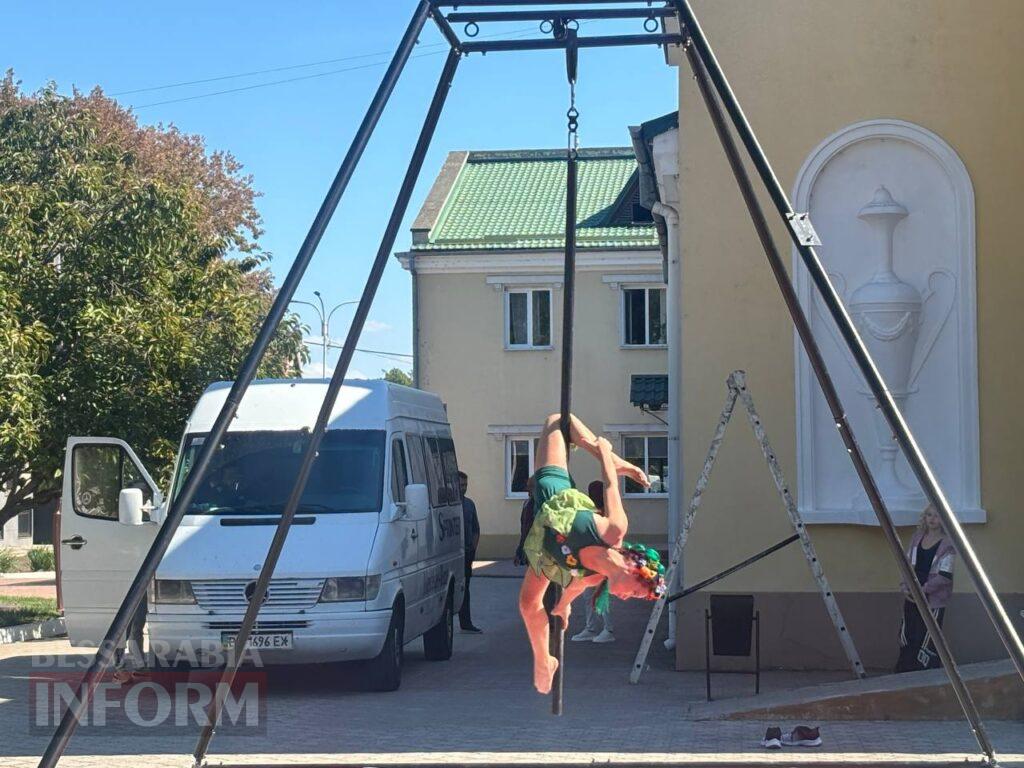 Грація на межі гравітації: в Ізмаїлі відбулося неймовірне шоу повітряних гімнасток