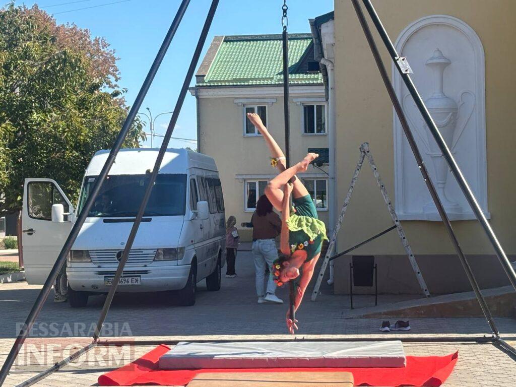 Грація на межі гравітації: в Ізмаїлі відбулося неймовірне шоу повітряних гімнасток