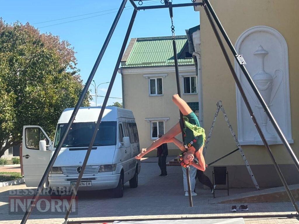 Грація на межі гравітації: в Ізмаїлі відбулося неймовірне шоу повітряних гімнасток