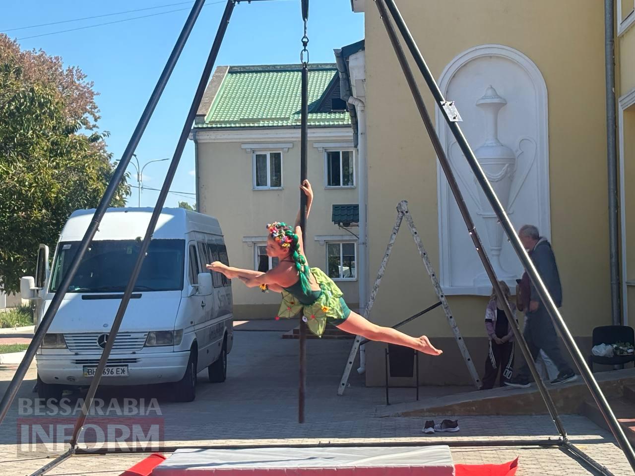 Грація на межі гравітації: в Ізмаїлі відбулося неймовірне шоу повітряних гімнасток