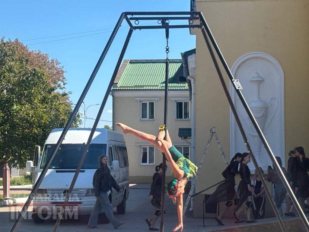 Грація на межі гравітації: в Ізмаїлі відбулося неймовірне шоу повітряних гімнасток