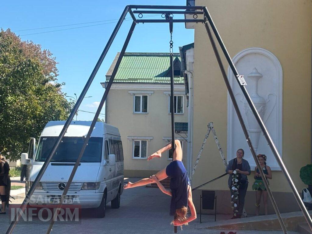 Грація на межі гравітації: в Ізмаїлі відбулося неймовірне шоу повітряних гімнасток