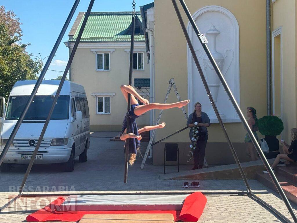 Грація на межі гравітації: в Ізмаїлі відбулося неймовірне шоу повітряних гімнасток