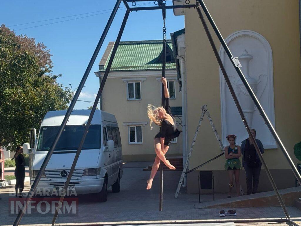 Грація на межі гравітації: в Ізмаїлі відбулося неймовірне шоу повітряних гімнасток