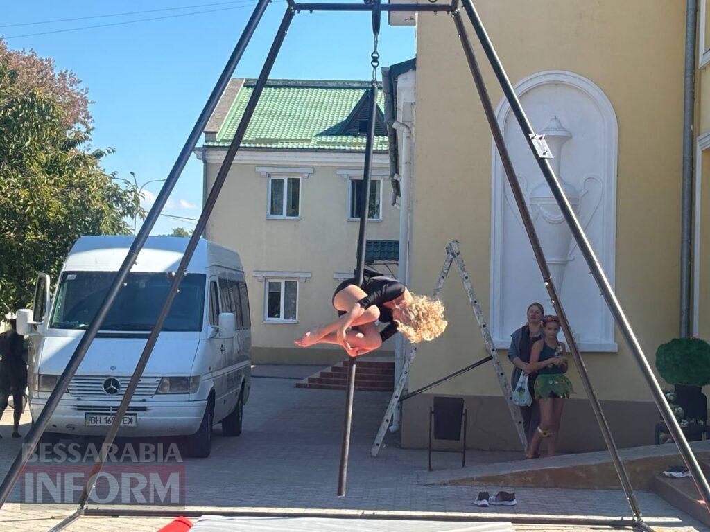 Грація на межі гравітації: в Ізмаїлі відбулося неймовірне шоу повітряних гімнасток
