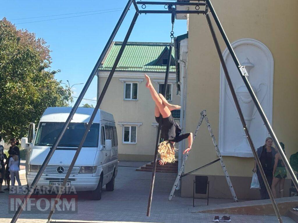 Грація на межі гравітації: в Ізмаїлі відбулося неймовірне шоу повітряних гімнасток