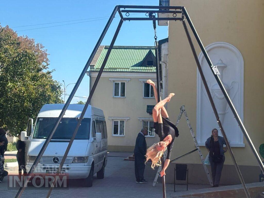 Грація на межі гравітації: в Ізмаїлі відбулося неймовірне шоу повітряних гімнасток