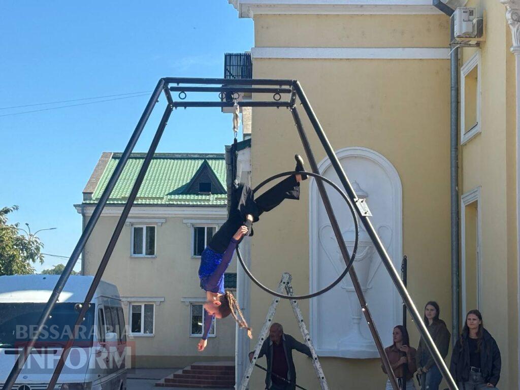 Грація на межі гравітації: в Ізмаїлі відбулося неймовірне шоу повітряних гімнасток