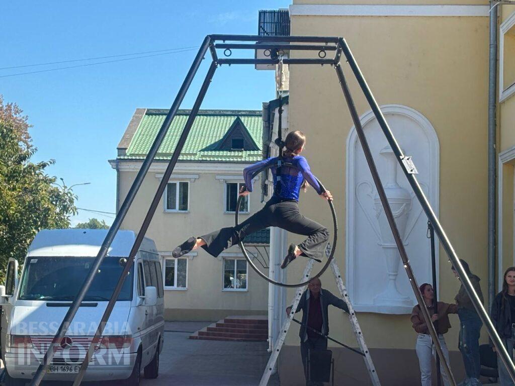 Грація на межі гравітації: в Ізмаїлі відбулося неймовірне шоу повітряних гімнасток
