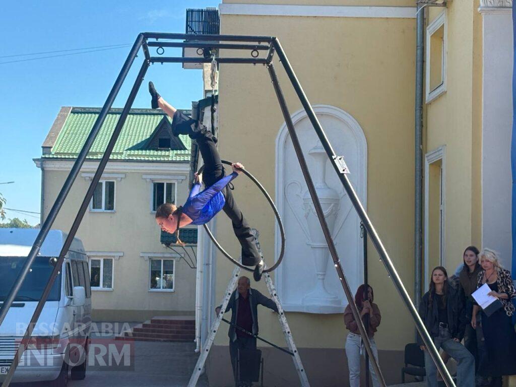 Грація на межі гравітації: в Ізмаїлі відбулося неймовірне шоу повітряних гімнасток