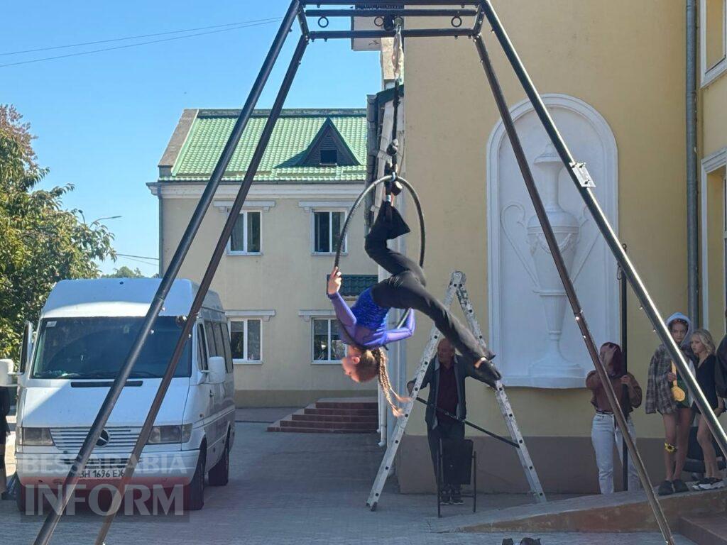Грація на межі гравітації: в Ізмаїлі відбулося неймовірне шоу повітряних гімнасток