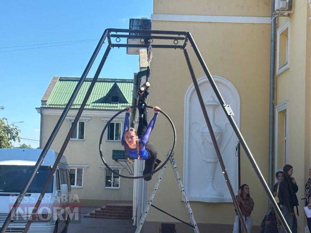 Грація на межі гравітації: в Ізмаїлі відбулося неймовірне шоу повітряних гімнасток