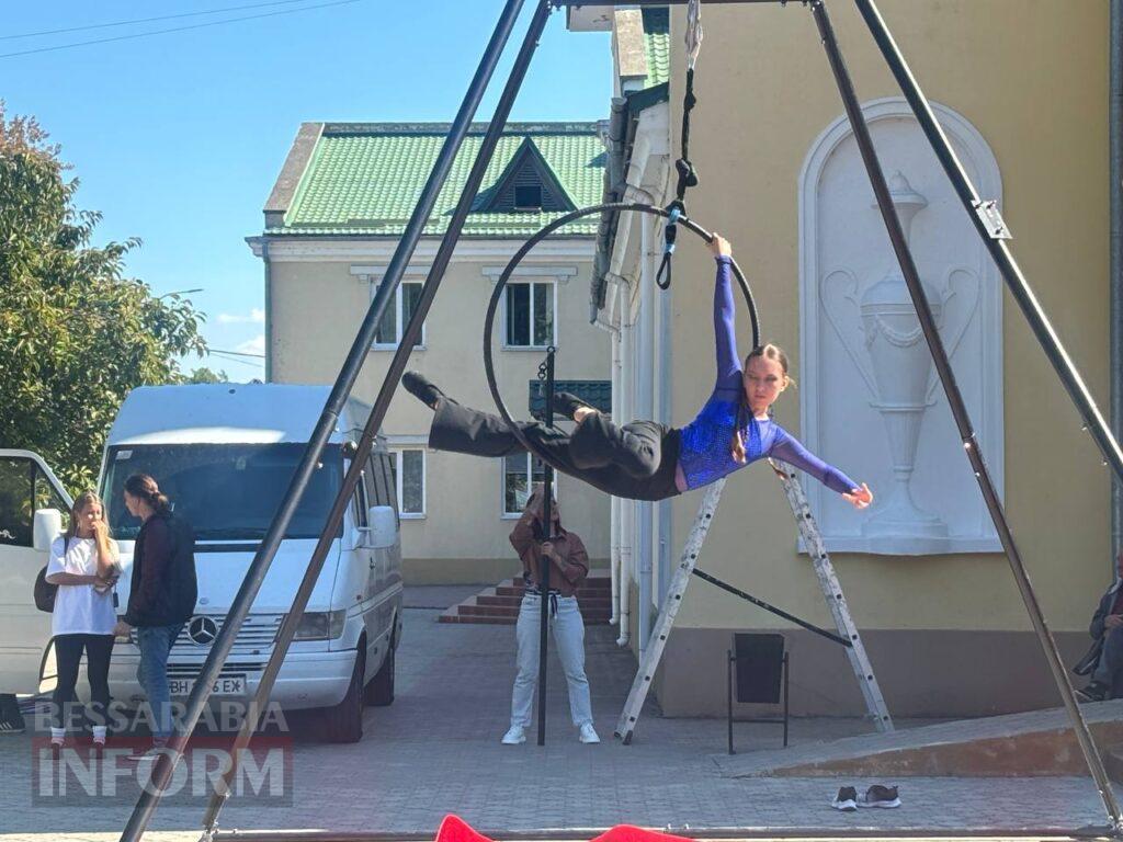 Грація на межі гравітації: в Ізмаїлі відбулося неймовірне шоу повітряних гімнасток