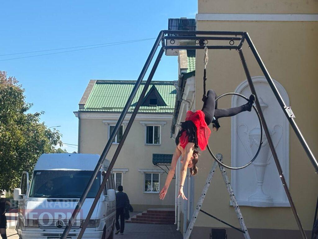 Грація на межі гравітації: в Ізмаїлі відбулося неймовірне шоу повітряних гімнасток