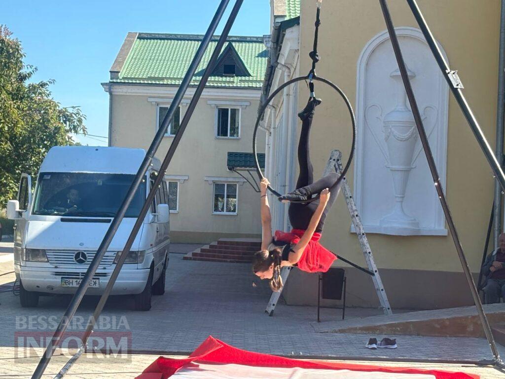 Грація на межі гравітації: в Ізмаїлі відбулося неймовірне шоу повітряних гімнасток
