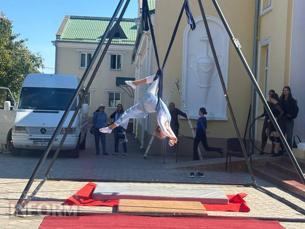 Грація на межі гравітації: в Ізмаїлі відбулося неймовірне шоу повітряних гімнасток