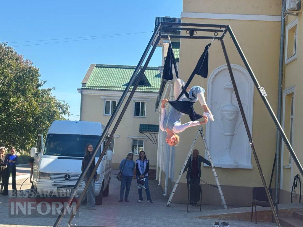 Грація на межі гравітації: в Ізмаїлі відбулося неймовірне шоу повітряних гімнасток