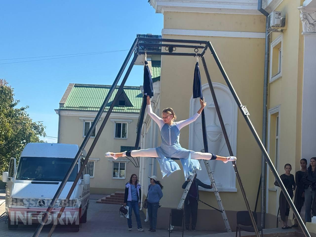 Грація на межі гравітації: в Ізмаїлі відбулося неймовірне шоу повітряних гімнасток