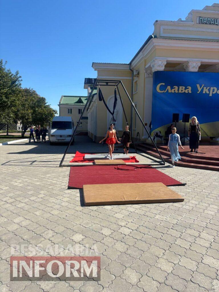 Грація на межі гравітації: в Ізмаїлі відбулося неймовірне шоу повітряних гімнасток