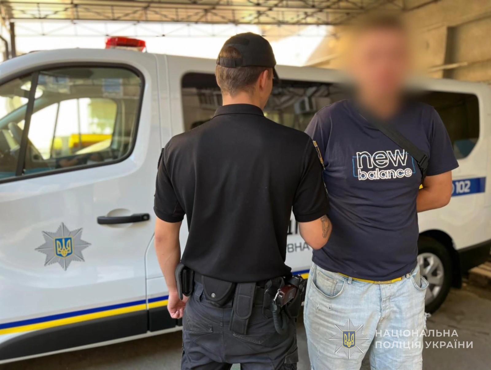 Погрожував пістолетом заради дешевої біжутерії: на Одещині затримали горе-грабіжника