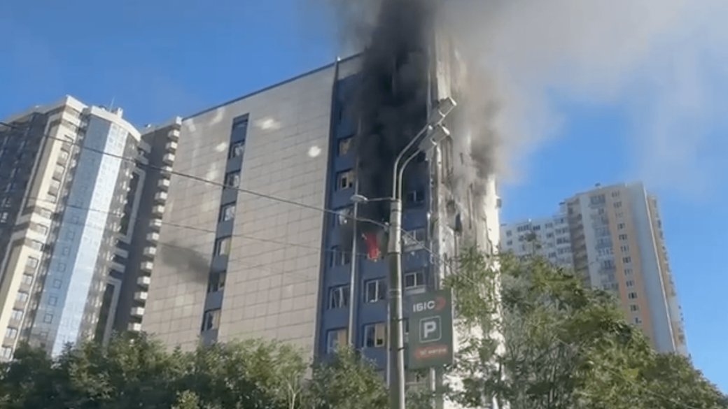Російські терористи атакували середмістя Одеси: під ударом опинилася адмінбудівля біля великого ЖК