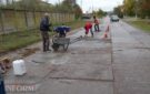 У Кілії комунальники власними силами проводять ямковий ремонт на дорогах з плитним покриттям