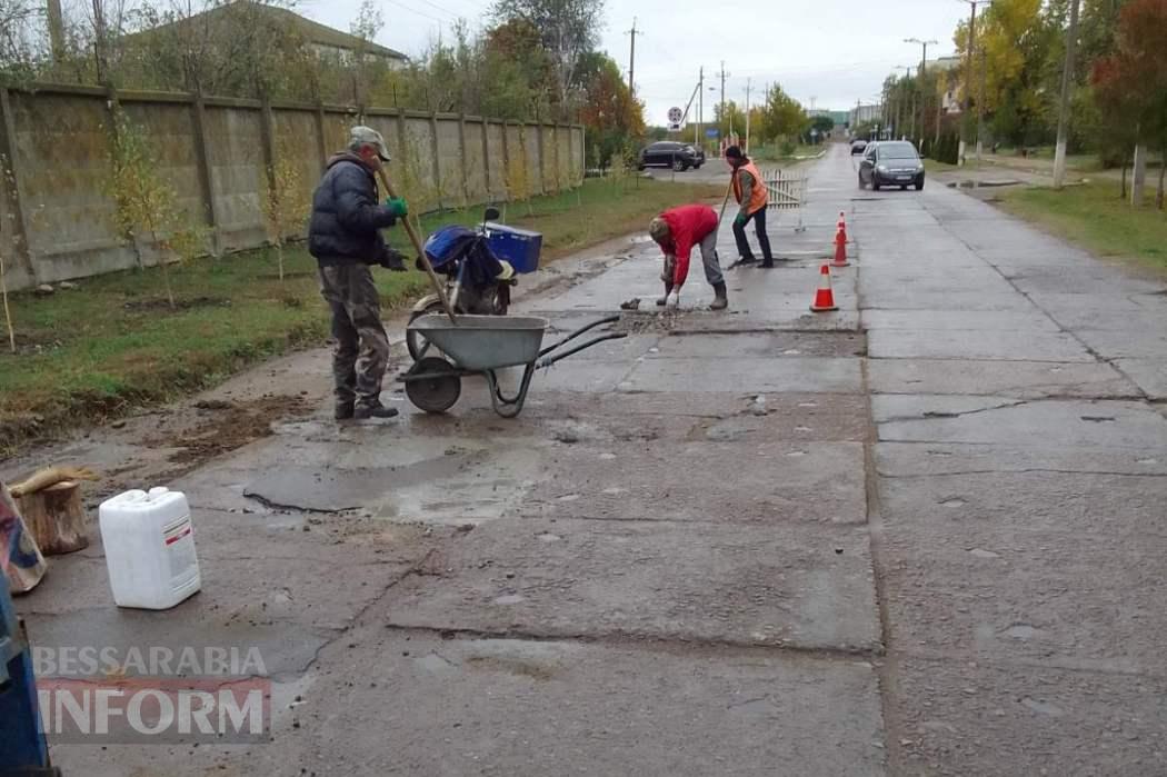 У Кілії комунальники власними силами проводять ямковий ремонт на дорогах з плитним покриттям