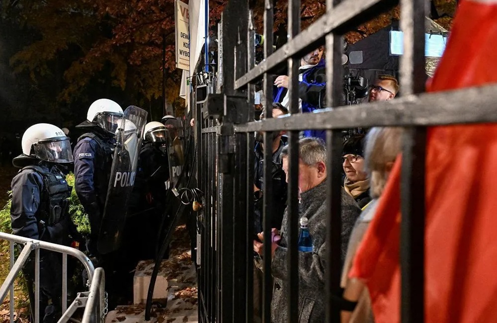 Сутички, штовханина з суддями та звинувачення у перевороті: у Польщі відсторонили керівництво Конституційного трибуналу