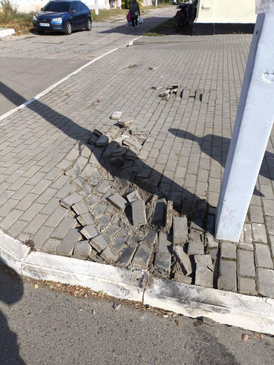 На центральній вулиці Кілії автохам проігнорував дорожні знаки та пошкодив тротуар