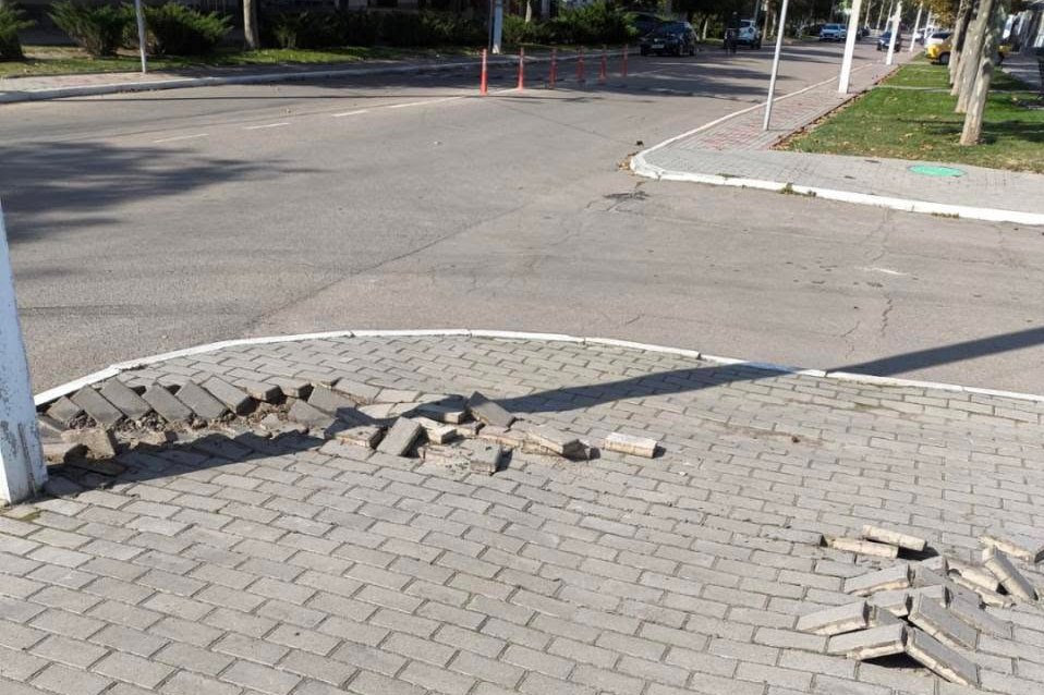 На центральній вулиці Кілії автохам проігнорував дорожні знаки та пошкодив тротуар