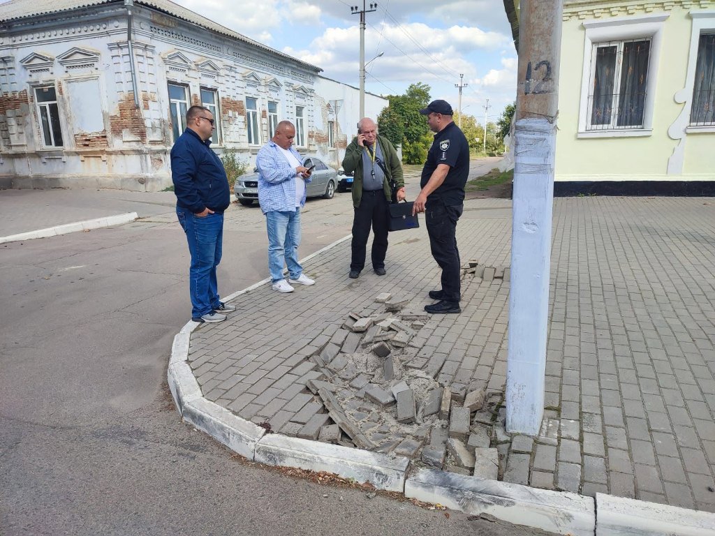На центральній вулиці Кілії автохам проігнорував дорожні знаки та пошкодив тротуар