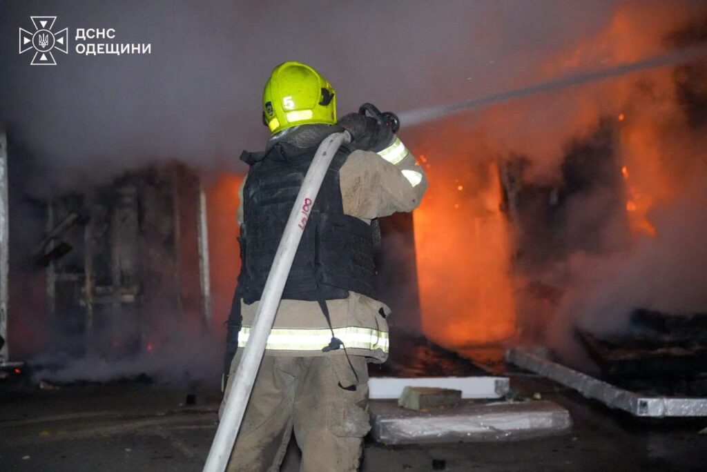 Понад 50 вогнеборців ліквідовували масштабну пожежу від влучання ворога по підприємству в Одесі