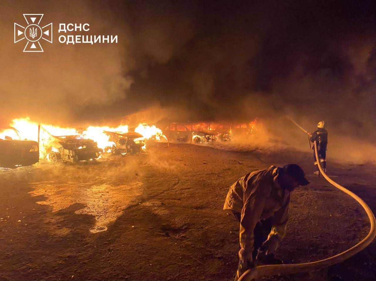 На Одещині внаслідок ворожої атаки спалахнула автостоянка та постраждав притулок для тварин