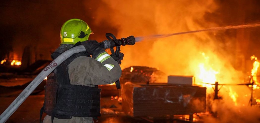 Понад 50 вогнеборців ліквідовували масштабну пожежу від влучання ворога по підприємству в Одесі