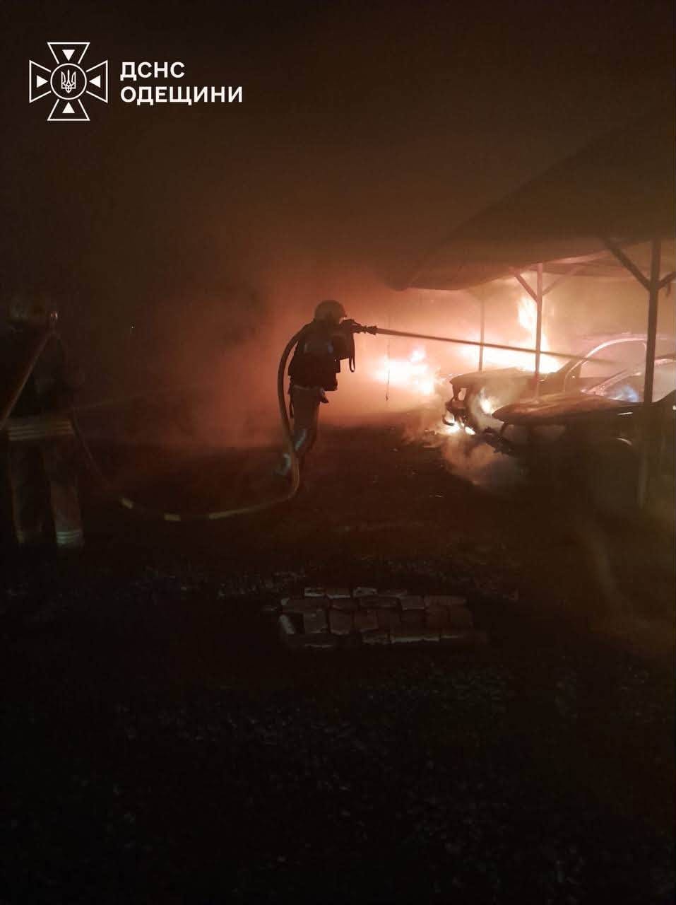 На Одещині внаслідок ворожої атаки спалахнула автостоянка та постраждав притулок для тварин